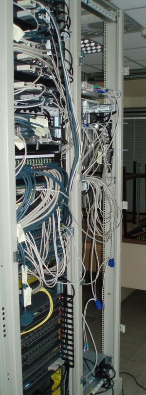 boční pohled, v pravém racku jdou vidět UML server a samotný Virtlab server